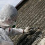 Fotografia poglądowa - usuwanie azbestu z dachu.