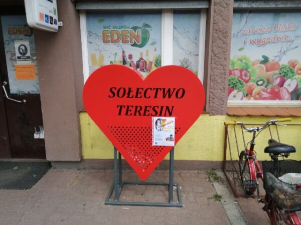 Specjalny kosz w kształcie serca pojawił się przed sklepem FUKS w Teresinie u zbiegu ulic Szymanowskiej i Rynkowej