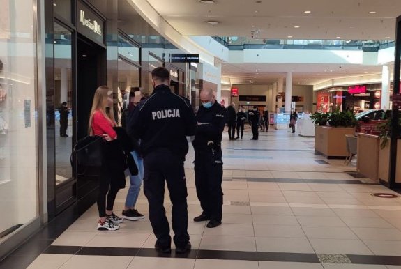 Policjanci będą w zdecydowany sposób egzekwować przepisy dotyczące noszenia maseczek w przestrzeni publicznej