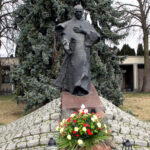 81. rocznicę rocznicę aresztowania o. Maksymiliana Kolbego uczczono złożeniem kwiatów przed jego pomnikiem w Niepokalanowie.