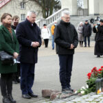 Gospodarze i goście Zjazdu Związku Gmin Związanych z Życiem św. Maksymiliana Marii Kolbego złożyli kwiaty przy jego pomniku.