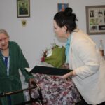Elwira Chodakowska-Malara, kierownik Placówki Terenowej KRUS w Sochaczewie, wręczyła Jubilatce list gratulacyjny z życzeniami długich lat życia.