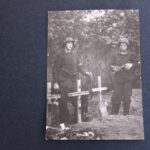 Nad grobami kolegów, którzy zginęli w obronie Małej Pasty, ul. Piusa, 24.09.1944