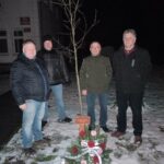 Przy Dębie Niepodległości „Powstanie Styczniowe” w Szymanowie spotkali się członkowie Stowarzyszenia Teresin – nasze korzenie