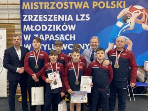 Zawodnicy i trenerzy LKS Mazowsze Teresin wraz z Prezesem Polskiego Związku Zapaśniczego Andrzejem Supronem